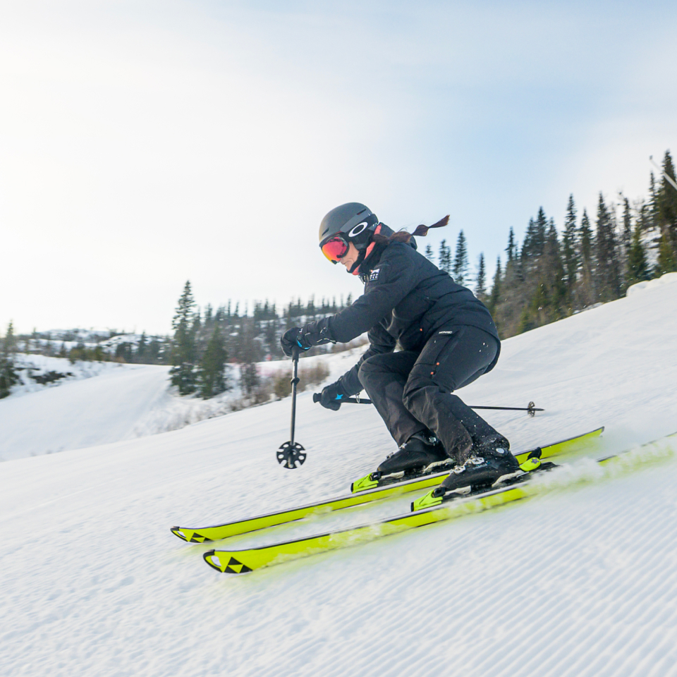 Dame renner på slalomski på skisenteret. Foto.